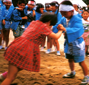 お祭りでは、男の子も女の子も元気に相撲をとります。