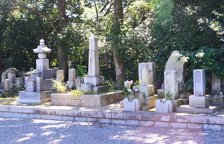 満福寺境内にある衣笠一統の墓（中央が衣笠氏）と、その左は戦没者の碑